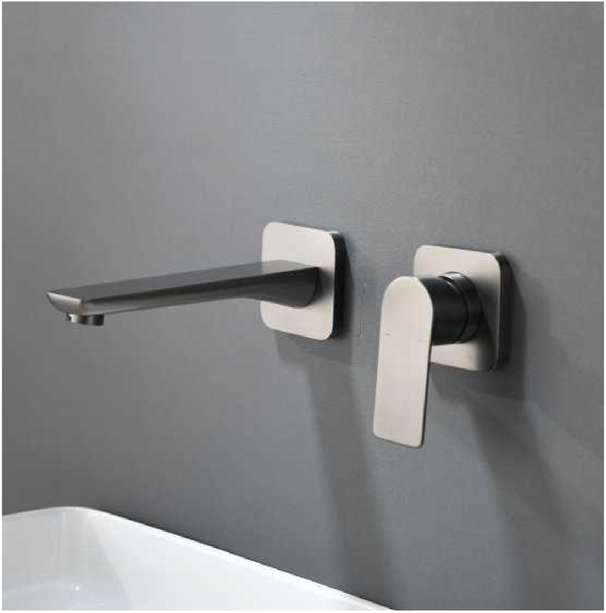 Faucet and shower head (visuel d’ambiance, sans référence lisible)
