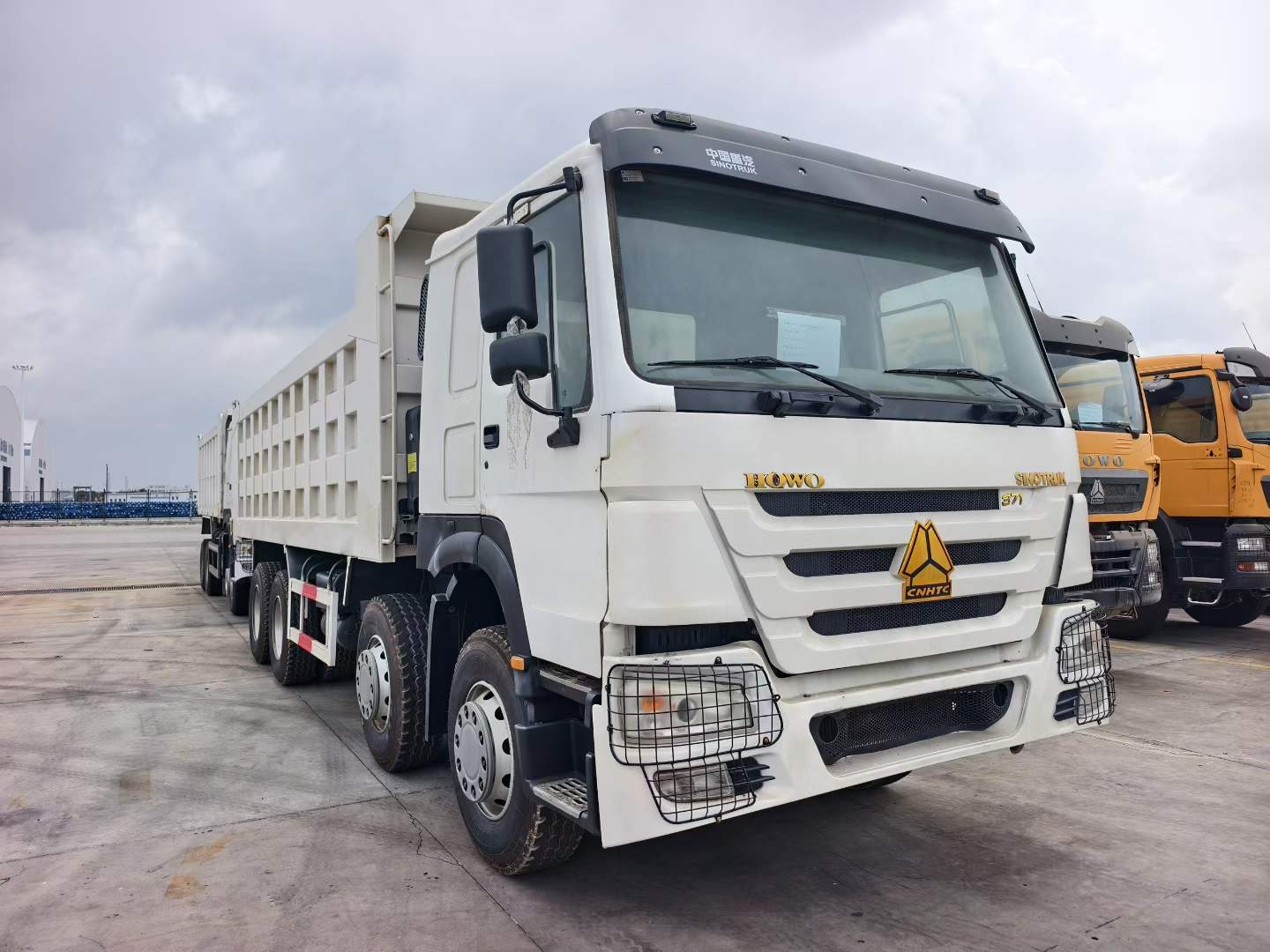 Camion-benne HOWO, vue avant