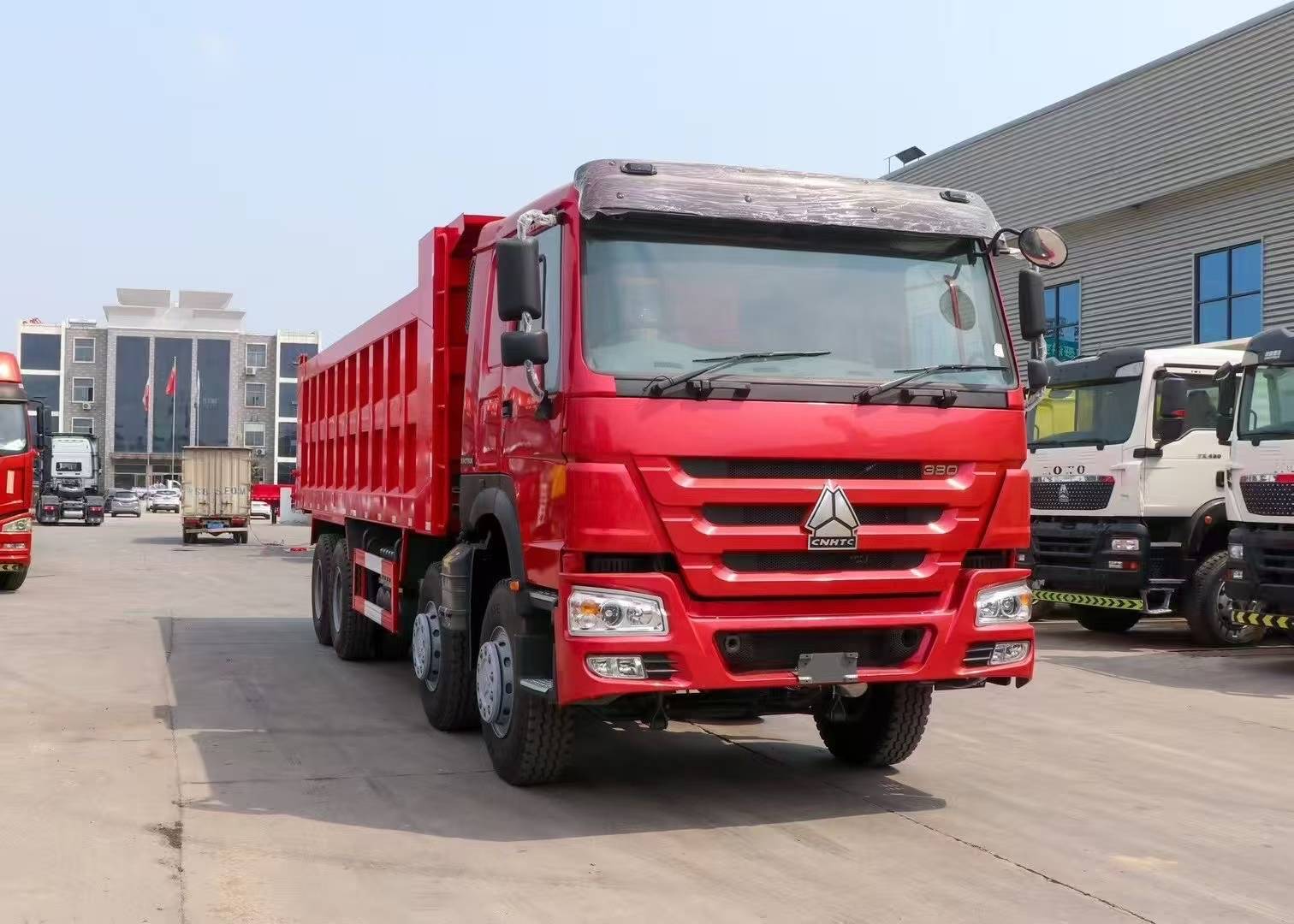 Camion-benne HOWO rouge, vue avant