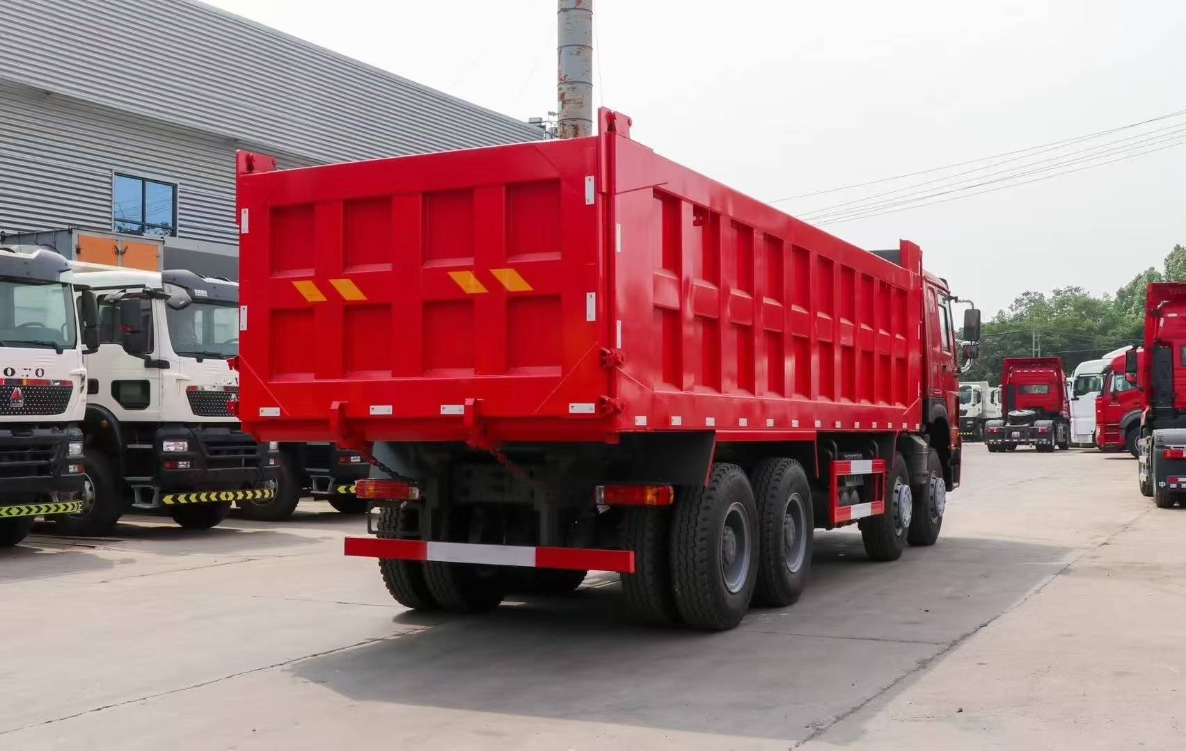 Camion-benne HOWO rouge, vue arrière